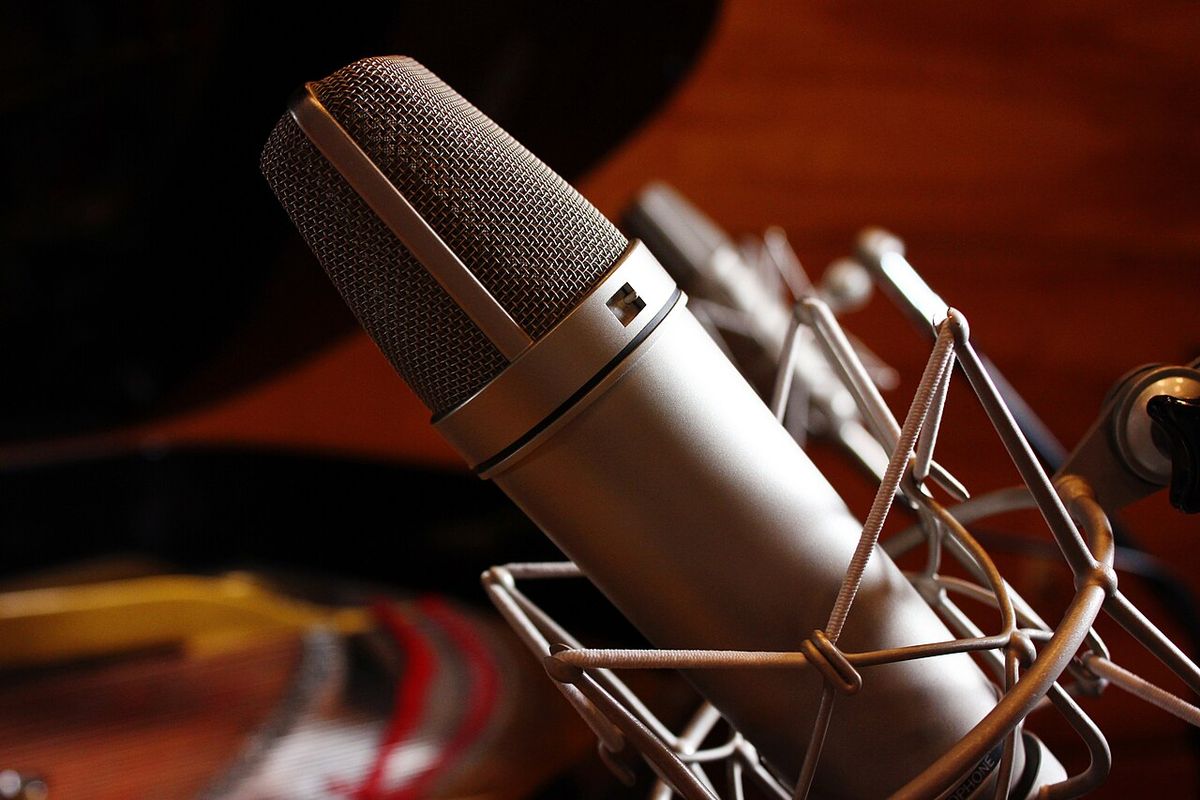 A streaming microphone with AI audio processing